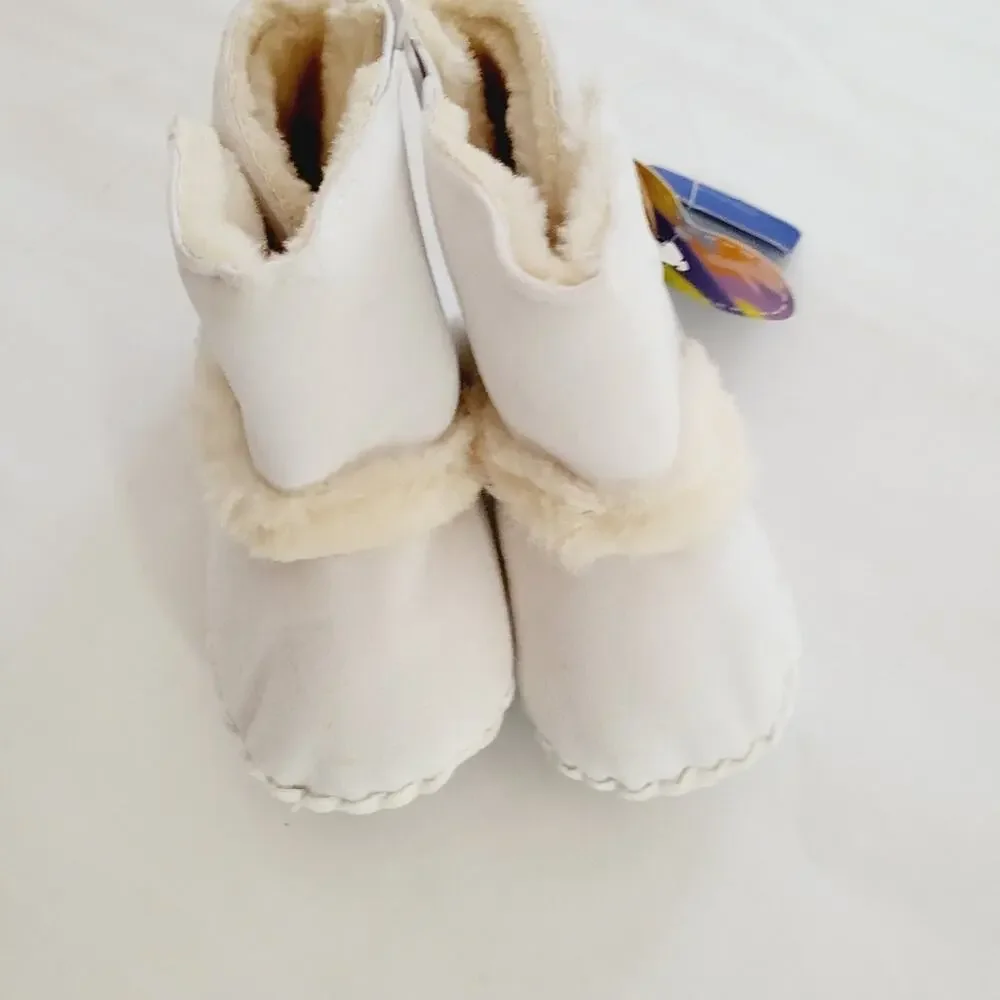 New button boot with faux fur liner 0-6M